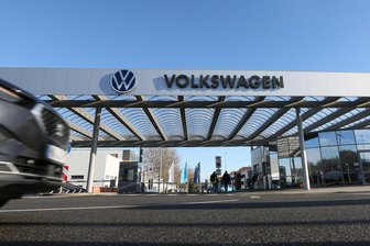 Das VW-Werk Zwickau und seine Pionierrolle beim Fahrzeugrecycling: Jetzt kommt der Fördermittelbescheid - Die zentrale Einfahrt in das VW-Werk Zwickau. Künftig sollen auch Autos demontiert werden.