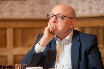„Das wäre die Rückkehr zur Provinz“: Mindestpreise für Uber in Chemnitz vorerst vom Tisch - Der Chemnitzer Oberbürgermeister Sven Schulze (SPD) sprach sich im Stadtrat engagiert gegen eine Regulierung von Uber aus.