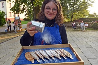 Das Waffelmädchen von Augustusburg - Anne Weber hat eigens für den Augustusburger Musiksommer eine Erdbeerwaffel kreiert. Die kulinarische Spezialität wird exklusiv vor den in der Stadtkirche St. Petri stattfindenden Veranstaltungen angeboten.