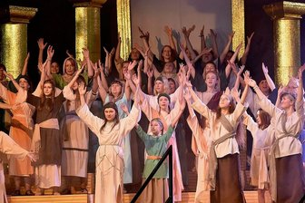 "Das Wagnis" kehrt heim nach Falkenstein - Das Musical-Team Falkenstein führt am Wochenende sein neues Musical "Das Wagnis" in der Sporthalle am Falkensteiner Jahnplatz auf. Über 100 Mitwirkende setzen das Stück aus der Feder des Falkensteiner Autorenpaares Marion und Gilbrecht Schäl eindrucksvoll in Szene. Das Foto entstand zur bislang einzigen Aufführung im Vogtland, im November 2021 in Markneukirchen. Danach stoppte Corona das Projekt.