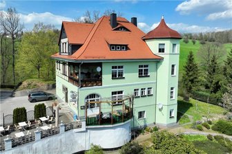 Das Waldcafé in Göhren: Hochzeitsgeschenk und Lebenswerk einer Familie - Ein Blick auf das Waldcafé und die Pension von oben.