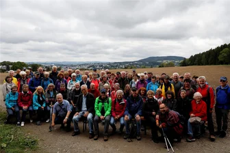 Das Wandern ist des Erzgebirgers Lust: 69. „Freie Presse“-Wanderung rund um Buchholz - Gruppenbild mit Ausblick: die Teilnehmer der Wanderung mit ihrem Wanderführer Frank Dahms (vorn links).