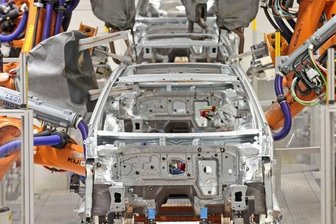 Das war 2015 - Juli bis Dezember - Blick in die Produktion bei VW in Zwickau. Die Affäre um manipulierte Abgaswerte in dem Konzern sorgt kurz nach dem 25. Geburtstag von VW Sachsen für Katerstimmung. Die Stadt erwartet einen starken Rückgang der Gewerbesteuern, viele haben ab Herbst Angst um ihre Jobs.