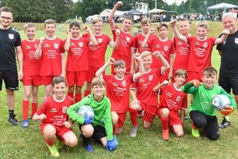 "Das war das größte Turnier unserer Geschichte" - Die Brander D-Junioren freuten sich mit ihren Trainern Benjamin Schöbel (l.) und Nikolai Hebert über einen guten 6. Platz.