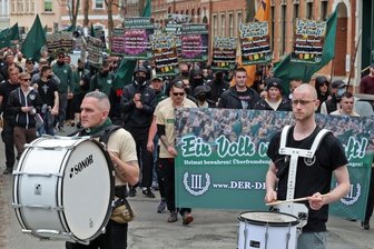 Das war der 1. Mai in Zwickau - das Wichtigste in Kürze - Die Partei "Der Dritte Weg" beim ihrem Marsch mit Trommlern zum 1. Mai durch Zwickau.