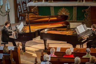 Das war der 4. Augustusburger Musiksommer: Furioses Finale auf 176 Tasten - Markus und Pascal Kaufmann an ihren Konzertflügeln. Fotos. Hendrik Jattke