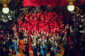 Das war der Chemnitzer Opernball 2019: Tanzen im Mondschein - Am Samstagabend drängten sich die Paare wieder auf der Hinterbühne des Chemnitzer Opernhauses. Etwa 900 Gäste besuchten den diesjährigen Ball im Theater. Das Motto lautete "Fly me to the Moon".