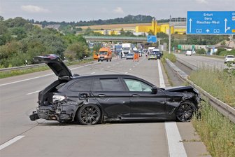 Das war der Grund für den Stau auf der A4 bei Glauchau am Montagvormittag - So sah der BMW nach dem Unfall auf der A4 bei Glauchau aus.