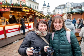 Das war der Plauener Weihnachtsmarkt 2025: „Für uns lief es in diesem Jahr sogar besser“ - Lydia (links) und Patentochter Anni aus Zeulenroda-Triebes genießen den letzten Tag auf dem Plauener Weihnachtsmarkt.