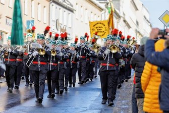 Das war die Bergparade in Annaberg-Buchholz: "Retter" kämpft mit den Tränen - Die Bergmusiker der verschiedenen Kapellen sorgen mit ihrer Musik für besondere Stimmung.