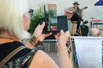 Das war die Fête de la Musique in Mittweida - Im Stadtgarten von Mittweida spielte bei der Fête de la Musique unter anderen Michael Lindner aus Dresden.