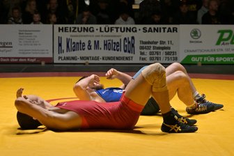 „Das war ein gebrauchter Tag“ – Ringer des AC Werdau müssen Spitzenplatz hergeben - Für Fernando Mahamoud (rot) – hier neben Andrei Zugrav (Pausa/Plauen) in einer Szene vom vergangenen Kampftag – und den AC Werdau gab es gegen Gelenau/Markneukirchen II nichts zu holen.