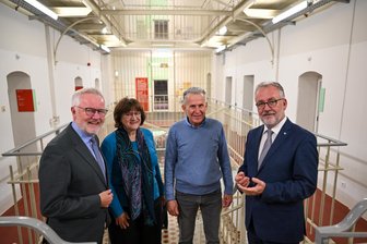 „Das war ein tiefer Sturz“: Als die angehende Deutsch-Lehrerin erst einmal einen Deutsch-Kurs besuchen sollte - Zeitzeugen berichten über Freikauf von Rumänien-Deutschen zu Ceausescu-Zeiten: Cornel Hüsch, Brigitte Depner, Friedrich Maiterth, Bernd Fabritius (von links).