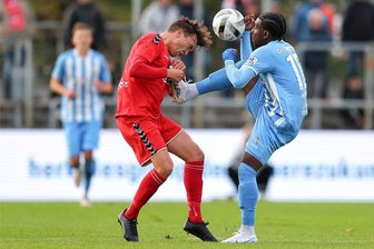 „Das war ein völlig unverdienter Sieg für den ZFC Meuselwitz“: So hadert der Chemnitzer FC mit dem 0:1 - Nicht einmal mit einem Fußballtanz ließen sich die Meuselwitzer beeindrucken. Stephan Mensah (re.) und sein CFC gingen leer aus.