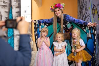Das war Fabulix: Märchenfilmfestival im Erzgebirge geht mit neuem Besucherrekord zu Ende - Das war Fabulix: Die drei kleinen Prinzessinnen Kiara, Mila und Ilana (v. l.) aus Großrückerswalde haben einen zauberhaften Schmetterling getroffen. In dem Kostüm steckt Jasmin Großmann.