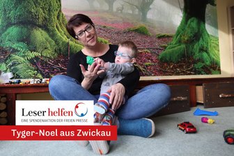 „Das war keine einfache Situation“: Wie der schwerstkranke Tyger-Noel aus Zwickau den plötzlichen Kita-Wechsel verkraftet hat - Janine Grüning, stellvertretende Einrichtungsleiterin der Kindereinrichtung „Das Gut“, mit Tyger-Noel im Spielzimmer. Der Junge hat sich inzwischen an die neue Umgebung gewöhnt.