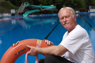 „Das war knapp, wir haben minutenlang gekämpft“: Geringswaldes Schwimmmeister erinnert sich an dramatische Minuten - Lutz Porsche, der Badegäste in 14 Sommern als Schwimmmeister betreute, gibt den Rettungsring an einen möglichen Nachfolger ab.
