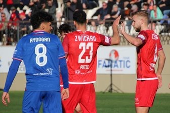 „Das war männlich und reif“: So lief das Testspiel des FSV Zwickau gegen den Wuppertaler SV - FSV-Profi Maximilian Somnitz (rechts) nimmt die Glückwünsche von Joshua Putze zum Führungstreffer gegen Wuppertal entgegen.