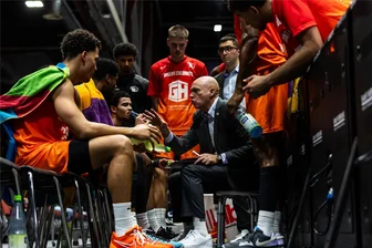 „Das war nicht das, was ich erwartet hatte“: Niners-Trainer hadert trotz Sieges gegen Göttingen mit seiner Mannschaft - Rodrigo Pastore sah beim Sieg gegen den Tabellenletzten aus Göttingen zwar auch einige gute Dinge, wie er sagte. Generell war der Cheftrainer der Niners Chemnitz aber enttäuscht von der Leistung seiner Mannschaft.