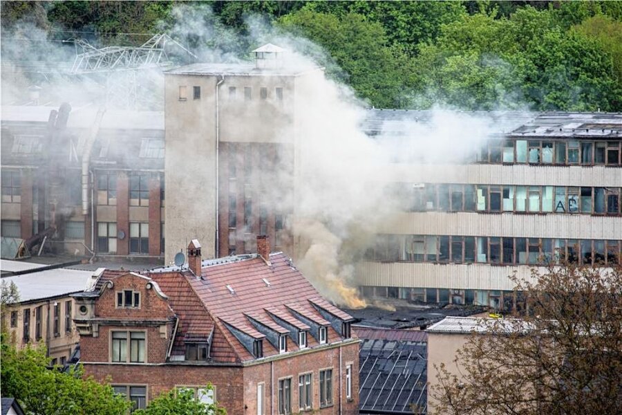 "Das war problematisch": Einsatz in ehemaliger Fabrik der Plauener Gardine fordert die Feuerwehr - In einer Lagerhalleder ehemaligen Plauener Gardine: brannte es am Sonntag.