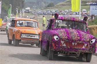 Das war's: Warum es in Pausa kein Trabirennen mehr gibt - Im Pausaer Gewerbegebiet drehten die Rennpappen alljährlich im Sommer ihre Runden. Dabei bewiesen die Teilnehmer immer viel Originalität.