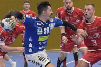"Das war sehr enttäuschend" - Trotz der vier Treffer von Goncalo Ribeiro (M., hier beim Heimspiel gegen Ferndorf) haben die Auer Handballer in der 2.Liga eine bittere Niederlage beim TV Hüttenberg hinnehmen müssen.