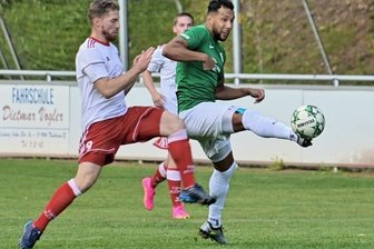 "Das war unser schwächstes Spiel seit langem" - Thalheims Patrick Ströhle (r.) setzt sich hier gegen Tom Göckeritz durch. Insgesamt blieb der Stürmer diesmal aber blass. 