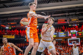 „Das war wie in der Sauna“: die Stimmen zum Sieg der Niners Chemnitz bei Rasta Vechta - Wesley van Beck (rechts, hier gegen Johann Grünloh) war beim 84:76-Sieg der Niners Chemnitz bester Werfer seines Teams.