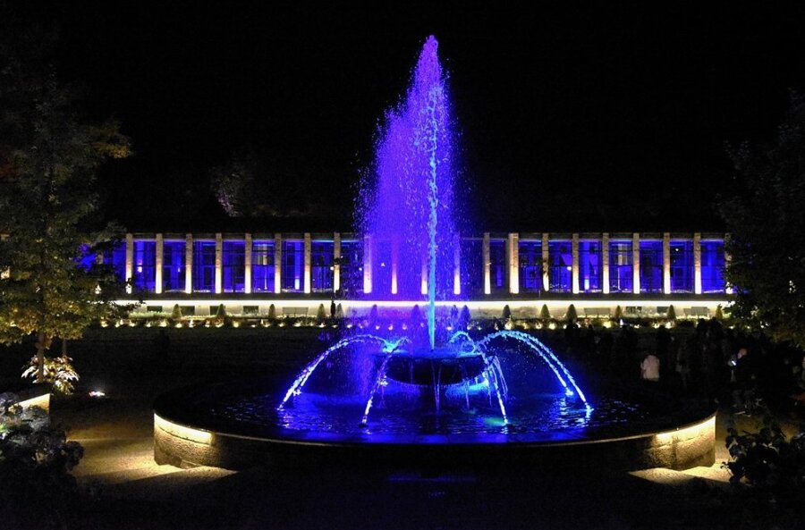 Das waren die Lichtblicke des Jahres 2021 im Vogtland - Auch die Kunstwandelhalle und der Brunnen am Badeplatz in Bad Elster sind in ein anspruchsvolles Lichtkonzept eingebunden. Die königlichen Parkanlagen und Gebäude werden künftig in den Abendstunden in besonderen Lichtvariationen illuminiert. 