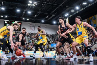 „Das waren nicht wir“: Warum die Niners Chemnitz in Ludwigsburg verloren haben - Nimm du ihn, ich hab ihn sicher. Der Ball war beim Spiel der Niners in Ludwigsburg nicht selten allein unterwegs.