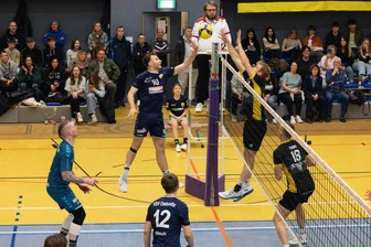 Das wars: Die Oelsnitzer VSV-Volleyballer steigen nach drei Jahren in der 3. Liga ab - Duell am Netz zwischen dem Oelsnitzer Ben Becher (links) und Adrian Nachtwey (Grafing)