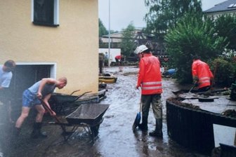 "Das Wasser kam von allen Seiten": So erlebte eine Familia aus Erla die Flutkatastrophe - Am nächsten Morgen war das Wasser weg, aber dicker Schlamm klebte förmlich überall: im Hof und im Haus in den Möbeln. 