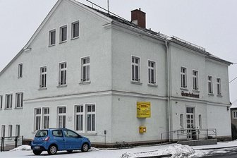 "Das Wasser kommt im Hort raus": Tirpersdorf muss Dach von Gemeindeamt dringend sanieren - Das Dach des Tirpersdorfer Gemeindeamtes muss dringend saniert werden. Doch die Kosten dafür sind nach wie vor ein Problem. 
