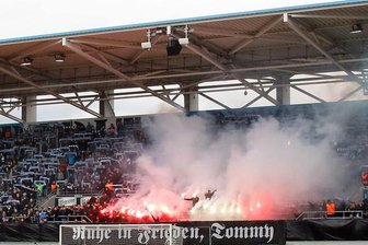 Das weiß Sachsens Verfassungsschutz über rechtsextreme Fußballfans - Die Trauerbekundung für einen verstorbenen Neonazi am Samstag in Chemnitz hat die Debatte über den Einfluss von Rechtsextremen im Fußball neu entfacht.