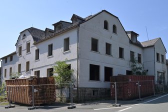 Das „Weiße Haus“ im Landkreis Zwickau: Kirchberg lässt ehemaligen Gasthof Stangengrün abreißen - Vor dem Abriss wird der Gasthof Stangengrün entrümpelt und entkernt. Davon zeugen die Container vor dem Gebäude an der Kreuzung Obercrinitzer Straße/Am Eisenberg.
