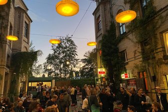 Das Weltecho in Chemnitz: Preisgekrönt und dennoch haarscharf am Existenzminimum - Der Hinterhof des "Weltecho" ist immer wieder Raum für geselliges Beisammensein, wie etwa hier im August diesen Jahres.