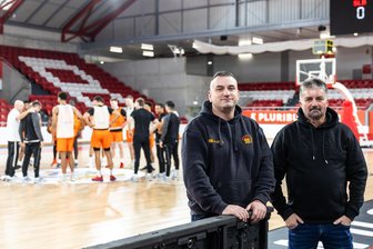 „Das werden wir nie im Leben vergessen“: Wie es zwei Fans der Niners Chemnitz sogar in die Teambesprechung schafften - Waren mit den Niners in Lissabon, hier beim Shootaround: Henry von Wolffersdorff (links) und sein Schwiegervater Gunter Hegewald.