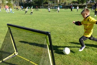 "Das werden wir sehen" - Das Runde muss auch beim Funino ins Eckige. Nur dass das Tor deutlich kleiner ist als gewohnt und es auf jedem Spielfeld mehrere davon gibt - da braucht es Präzision. Ab der Spielzeit 2024/25 soll diese Spielform in den Altersklassen der G- bis E-Jugend die klassische Art ersetzen.