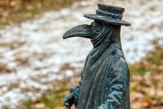 Das Werk der Woche: "Der Pestdoktor" in Frankenberg - Die Bronzeplastik "Der Pestdoktor" von Eva Backofen in Frankenberg.