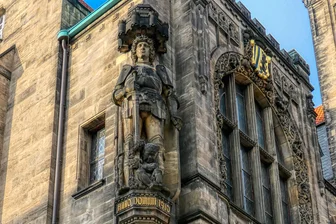 Das Werk der Woche: Der "Roland" in Chemnitz - Der "Roland" von Alexander Höfer am Chemnitzer Rathaus.
