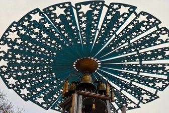 Von Sternen durchbrochen: Die von Friedrich Emil Krauß entworfene Weihnachtspyramide mit den charakteristischen Flügeln dreht sich vor dem Unteren Tor in Schwarzenberg.