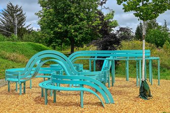 Das Werk der Woche: "Modified Social Bench for Jahnsdorf #1" in Jahnsdorf - "Modified Social Bench for Jahnsdorf #1" von Jeppe Hein in Jahnsdorf aus diesem Jahr.