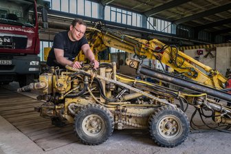 „Das Wichtigste ist das Know-how unserer Mitarbeiter“ – Wie die Firma BTOe aus dem Erzgebirge die härtesten Jobs im Untergrund meistert - Mechaniker Sven Rothe beim Wechseln von Druckluftschläuchen an einem Bohrwagen. Die Firma BTOe verfügt über einen großen Technikpark.