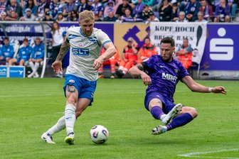 „Das will das Erzgebirge sehen“: Aue-Profis wollen an Hansa-Auftritt anknüpfen - Ryan Malone (re.) und Co. warfen sich am Sonntag zum Saisonauftakt gegen den FC Hansa Rostock voll hinein. Geht es auch so weiter?