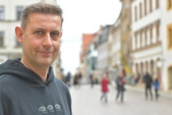 Das will der neue Chef des Gewerbevereins Freiberg: Hingucker in der Stadt und längere Parkzeiten - Die Petersstraße in Freiberg soll belebt werden und zum Einkaufen einladen. Im Bild Clemens Kräher.