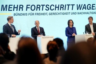 Christian Lindner (l-r), Olaf Scholz, Annalena Baerbock und Robert Habeck stellen den gemeinsamen Koalitionsvertrag der Ampel-Parteien vor.