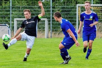 "Das wird ein Spiel auf Augenhöhe" - Lukas Schreiter, hier gegen Königswalde, kam im Sommer aus Oberlungwitz nach Oelsnitz und etablierte sich sofort als Führungsspieler. 