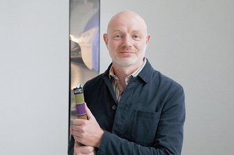 "Das wird eine Tiefenbohrung" - "Das Programm ist ja quasi fertig": Stefan Schmidtke mit dem Chemnitzer Bewerbungsbuch. Das Motto der Kulturhauptstadt 2025 lautet "C the Unseen". Der Slogan bedeutet "C (also Chemnitz), das Ungesehene" - da man das "C" auf englisch aber wie das Verb "see" ausspricht, steht er ebenso für "Seht das Ungesehene!".