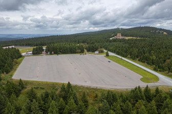 „Das wird einen Shitstorm auslösen“ – Größter Parkplatz am Fichtelberg bald teurer und kameraüberwacht - Der Parkplatz an der Skiarena ist der größte am Fichtelberg. Im Winter bietet er zum Beispiel Skilangläufern den Einstieg ins Loipennetz rund um Ostdeutschlands höchsten Gipfel.