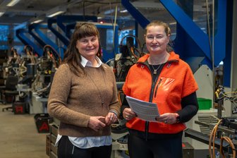 „Das wird für Ihre Familie Konsequenzen haben“: Wie die DDR-Führung Familienunternehmer unter Druck setzte - Die Schwestern Eva Donath (links) und Anja Fritzsche führen die Alfred-Weigel-Federnfabrik in Chemnitz in vierter Generation.